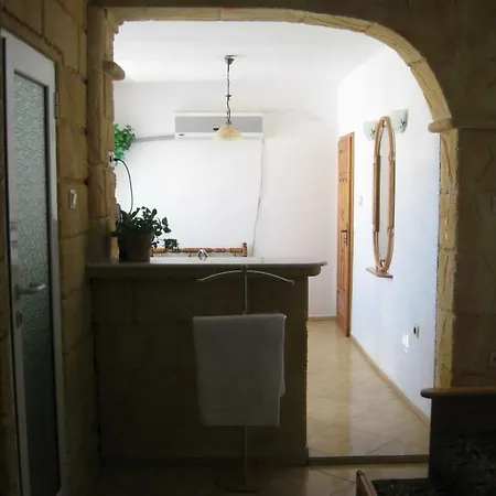 Art House Orhidea בית הארחה