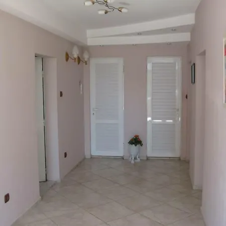 Art House Orhidea בית הארחה