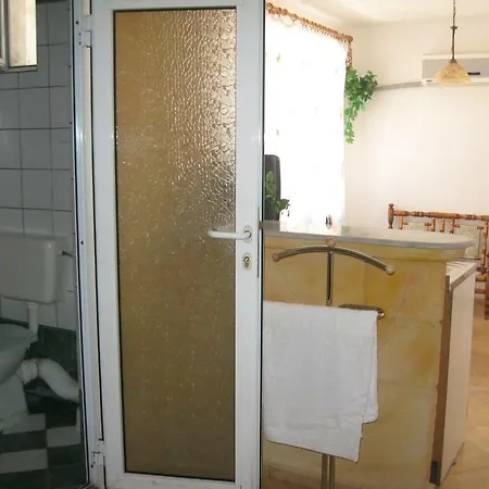 Art House Orhidea בית הארחה